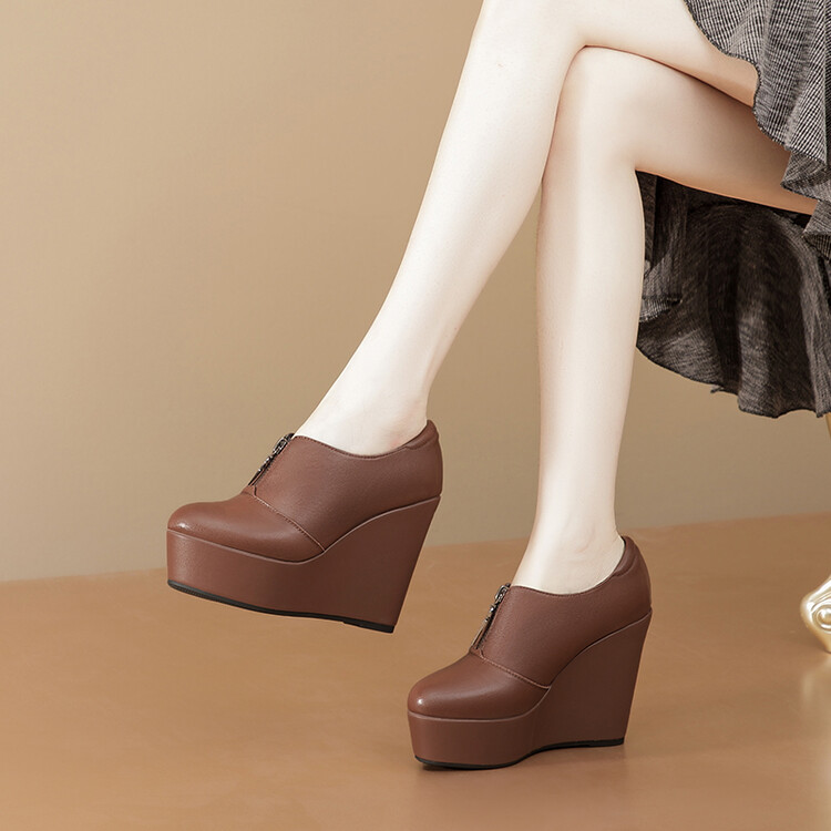 Women's Fashion Single Shoes in Top Grain Leather with Mid Wedge Heel - Image 4